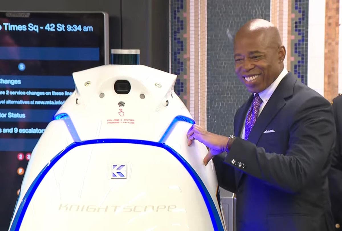 Policía de Nueva York tiene un robot de seguridad en la estación de metro de Times Square