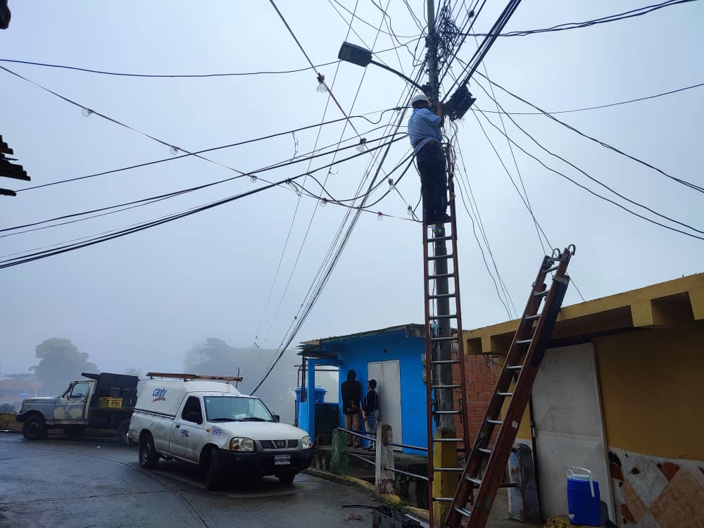 Cantv repone servicios a 300 familias de Carayaca