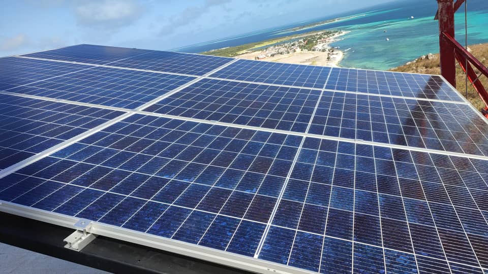 Digitel instala paneles solares en Los Roques para mantener su conectividad