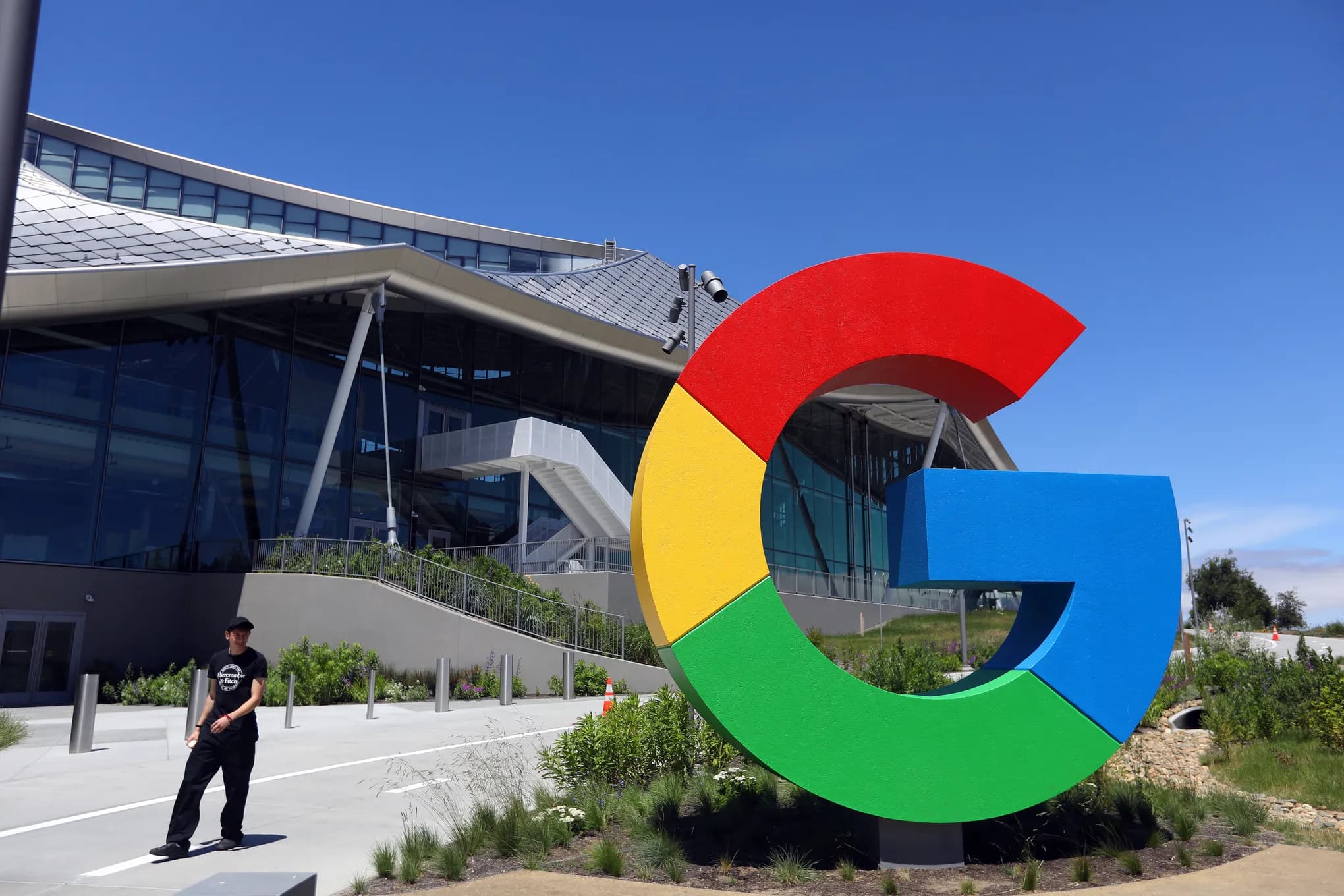 Google podría pagar a Apple y Samsung miles de millones en el 2024