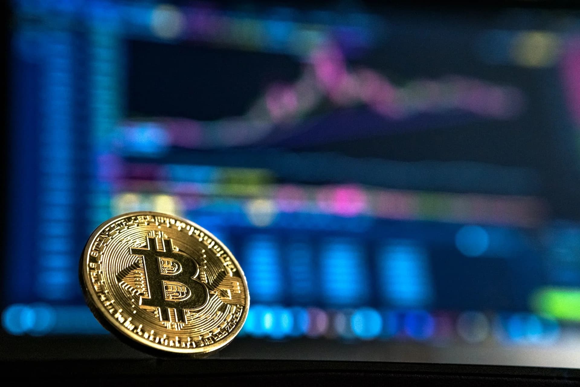 Bitcoin cierra octubre con un aumento de casi 30%